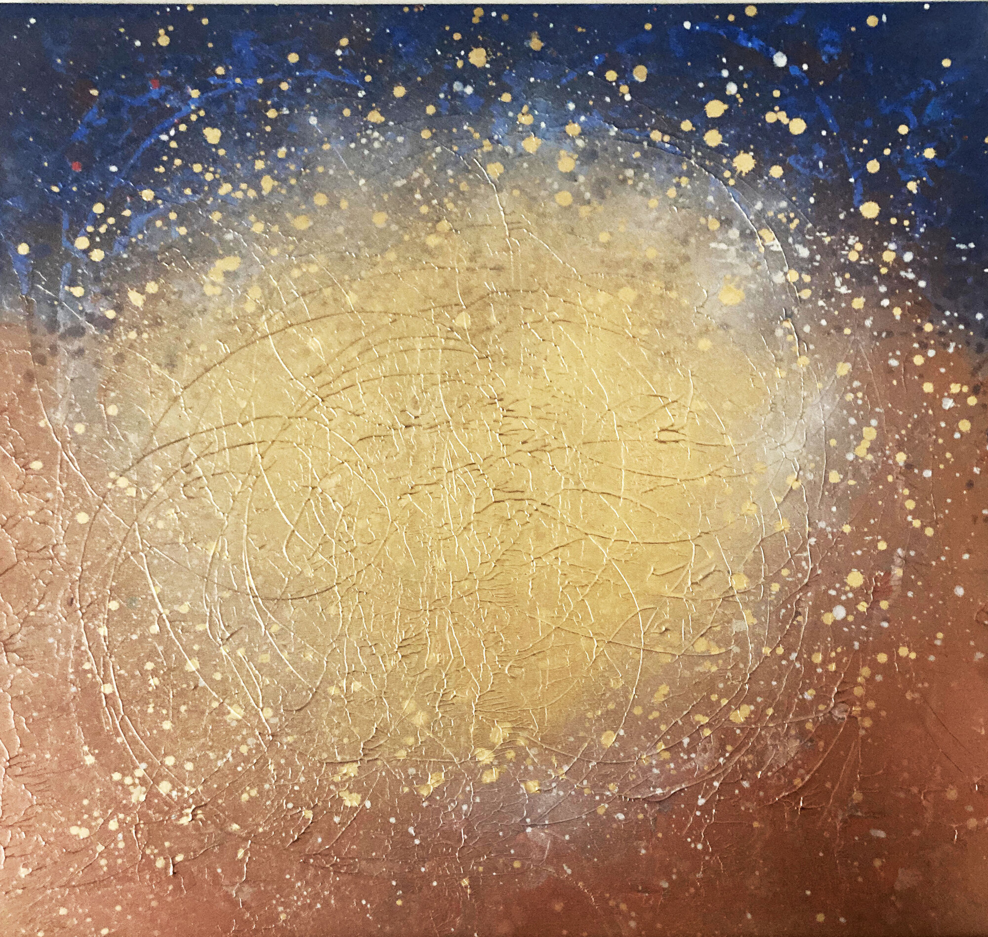 Abstrakcyjny obraz „Horizon of Dreams” Marty Dunal z dużym złotym kołem, granatową górą, brązowym dołem i jasnymi rozpryskami.